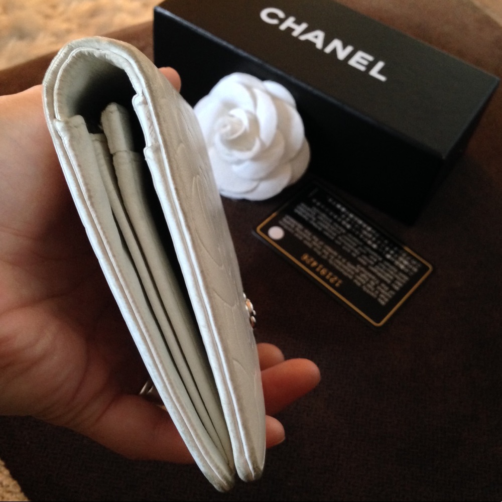 🚫SOLD🚫Chanel  Camellia Embossed Lambskin Wallet - Picture 5 of 8